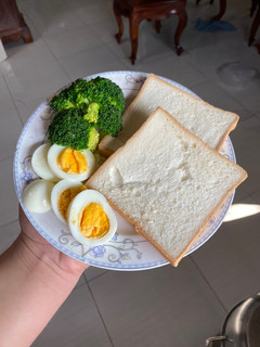 Hình của món Bánh mì kẹp trứng, súp lơ xanh.