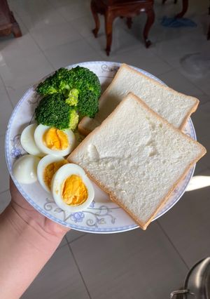 Hình của món Bánh mì kẹp trứng, súp lơ xanh.