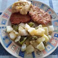 Una foto de Verdura con lomo rebozado y tortilla
