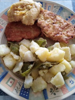 Una foto de Verdura con lomo rebozado y tortilla