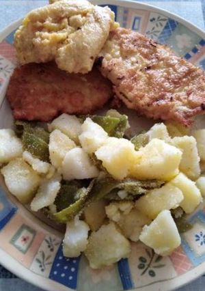 Una foto de Verdura con lomo rebozado y tortilla