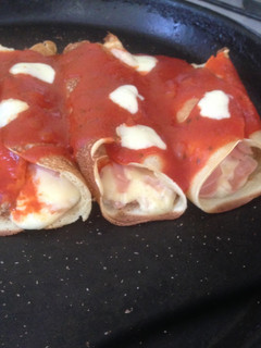 Una foto de Canelones de jamón y queso express (rinde aprox 6 canelones)