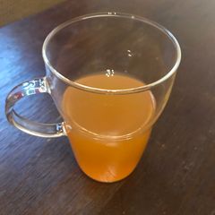 A picture of 8 litres juice from 28 litres bucket full of apples.