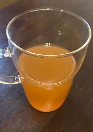 A picture of 8 litres juice from 28 litres bucket full of apples.