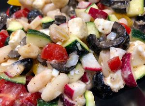Une photo de Salade de haricots blancs à la grecque
