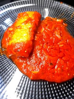 Una foto de Merluza rebozada con tomate