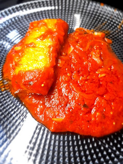 Una foto de Merluza rebozada con tomate
