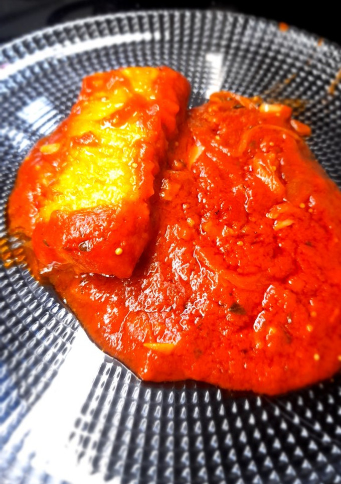 Una foto de Merluza rebozada con tomate