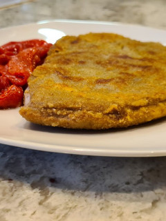 Una foto de Cachopo de ternera con pimientos del piquillo