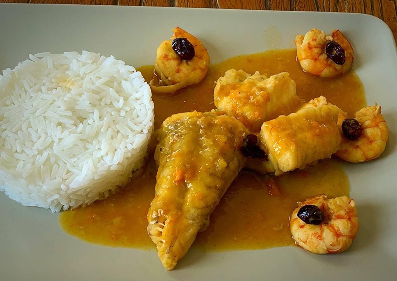 Rape en salsa de zanahorias, langostinos y arándanos