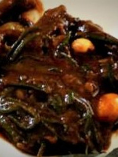 Una foto de Romeritos navideños con garbanzos al mentidero