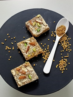 મેથી પાક (Methi Paak Recipe In Gujarati) રેસીપી મુખ્ય ફોટો