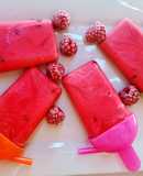 Polos saludables de yogur griego y frambuesas
