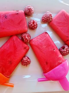 Una foto de Polos saludables de yogur griego y frambuesas