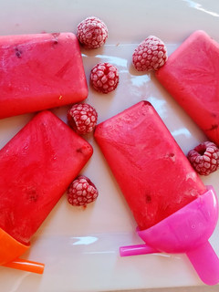 Una foto de Polos saludables de yogur griego y frambuesas