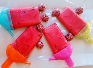 Foto principal de Polos saludables de yogur griego y frambuesas