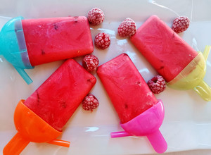 Foto principal de Polos saludables de yogur griego y frambuesas