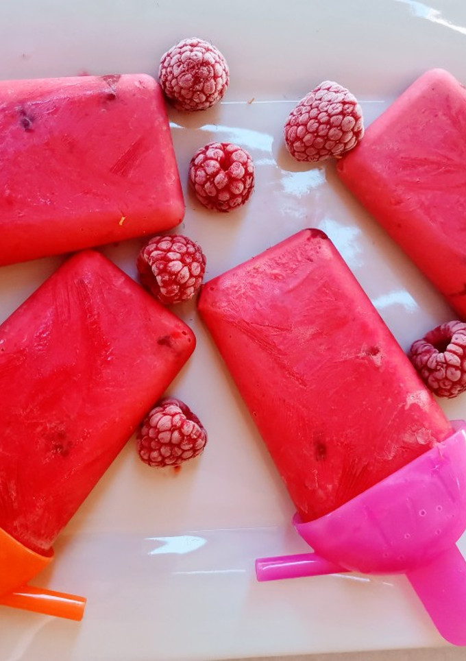 Una foto de Polos saludables de yogur griego y frambuesas