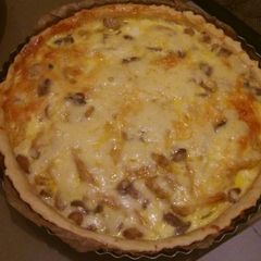 A picture of Chicken mushroom pie (quiche).