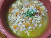 Una foto di zuppa di farro