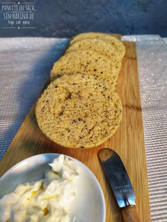 Una foto de Pancito en taza sin harina de trigo, con queso