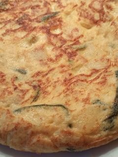 Una foto de Tortilla de patata, cebolla y calabacín