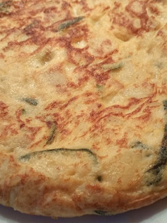 Una foto de Tortilla de patata, cebolla y calabacín