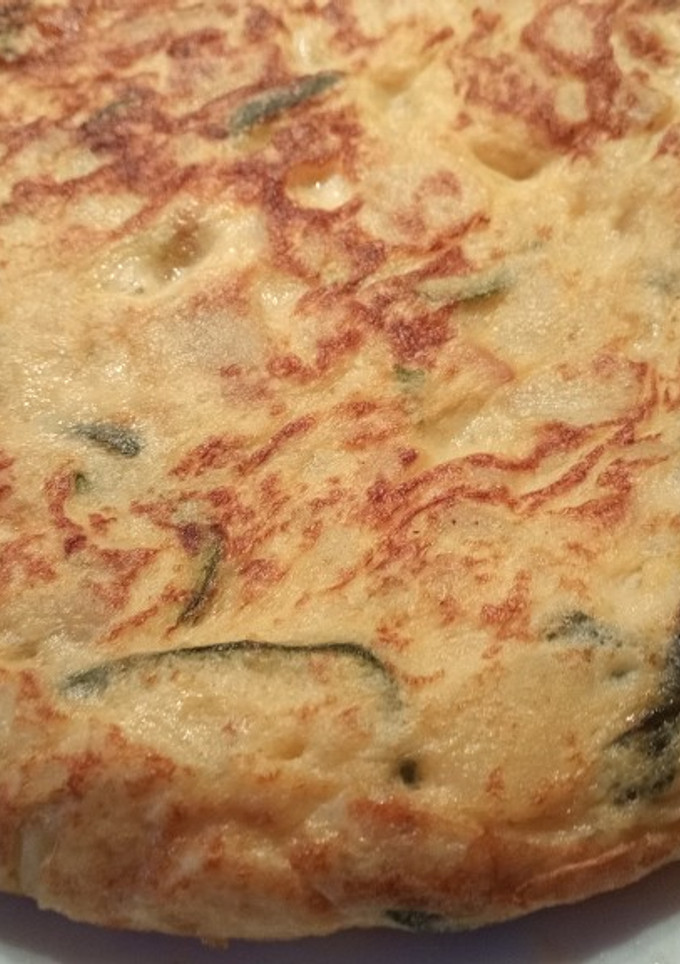 Una foto de Tortilla de patata, cebolla y calabacín