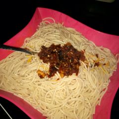 A picture of White supergetti with sauce.