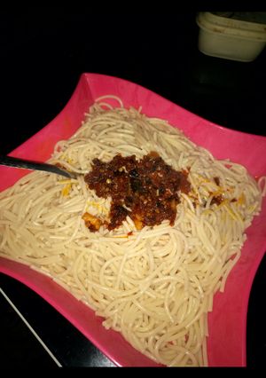 A picture of White supergetti with sauce.