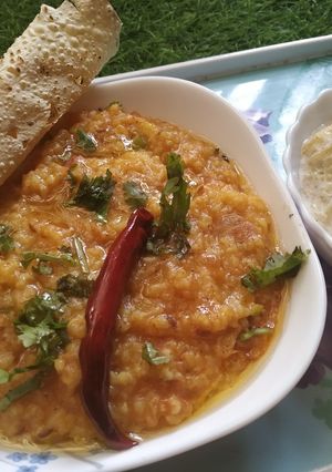 स्पाइसी दाल खिचड़ी विथ पंपकिन रायता (Spicy dal khichdi with pumpkin raita recipe in hindi) रेसिपी मुख्य फोटो
