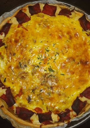 Une photo de Tarte soleil de pastrami aux poireaux oignons et épinards
