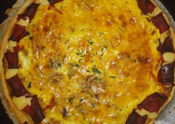 Tarte soleil de pastrami aux poireaux oignons et épinards