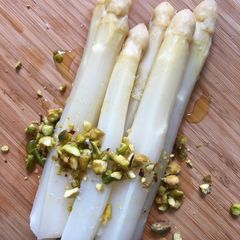 White asparagus with lemon and pistachios - vegan A picture of White asparagus with lemon and pistachios - vegan.