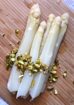 A picture of White asparagus with lemon and pistachios - vegan.