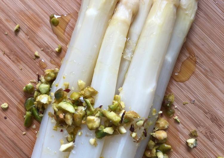 White asparagus with lemon and pistachios - vegan