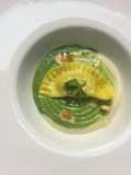 Raviolo classico con zucca su crema di cavolfiore, zucchine e mandorle