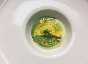 Foto di Raviolo classico con zucca su crema di cavolfiore, zucchine e mandorle