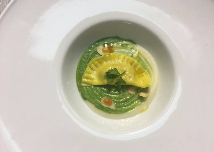 Raviolo classico con zucca su crema di cavolfiore, zucchine e mandorle