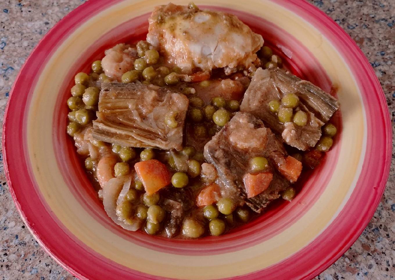 Alcauciles con guisantes, gambas y huevos