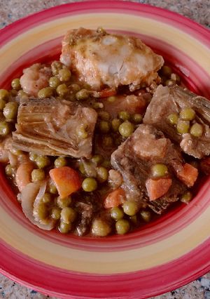 Una foto de Alcauciles con guisantes, gambas y huevos