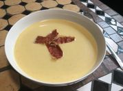 Una foto de sopa fría de puerro