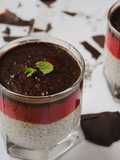 Pudding chia z truskawkowym sosem