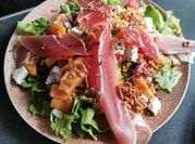 Une photo de melon jambon tomate