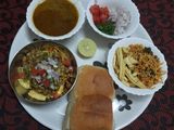 नाशिक स्पेशल मिसळ थाळी (Nashik Special Misal Thali Recipe In Marathi)