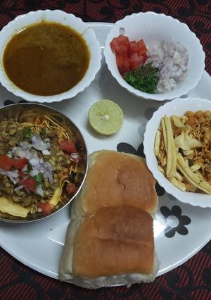 नाशिक स्पेशल मिसळ थाळी (Nashik Special Misal Thali Recipe In Marathi) रेसिपी चे मुख्य फोटो 