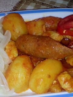 Paprikás krumpli házi készítésű füstölt kolbásszal és hagymasalátával recept fotója