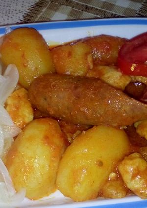 Paprikás krumpli házi készítésű füstölt kolbásszal és hagymasalátával recept fotója