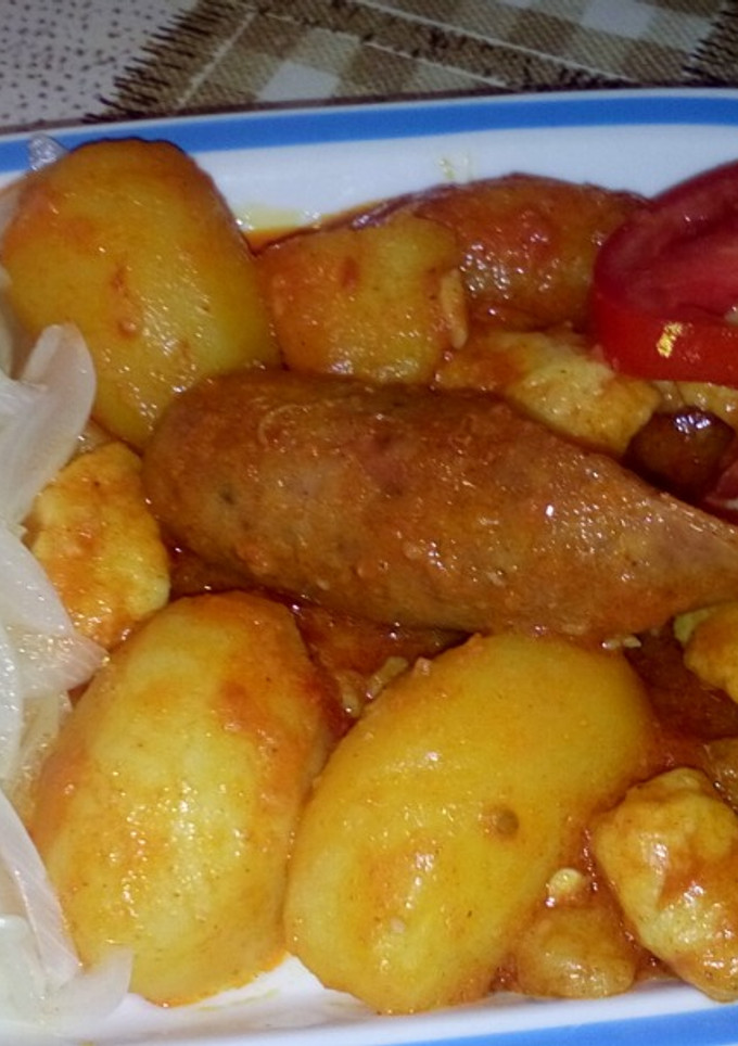 Paprikás krumpli házi készítésű füstölt kolbásszal és hagymasalátával recept fotója