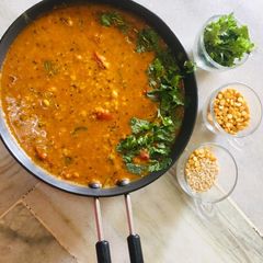 A picture of Urad and chana dal.